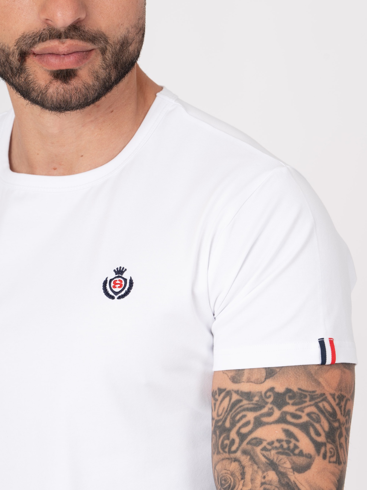 T-SHIRT SMK LOGO. BORDADO