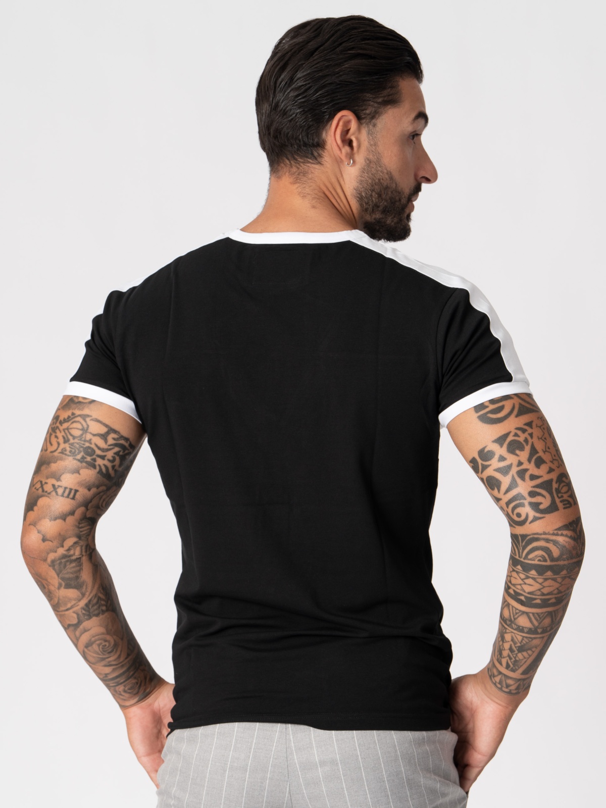 T-SHIRT PRETA RISCA BRANC