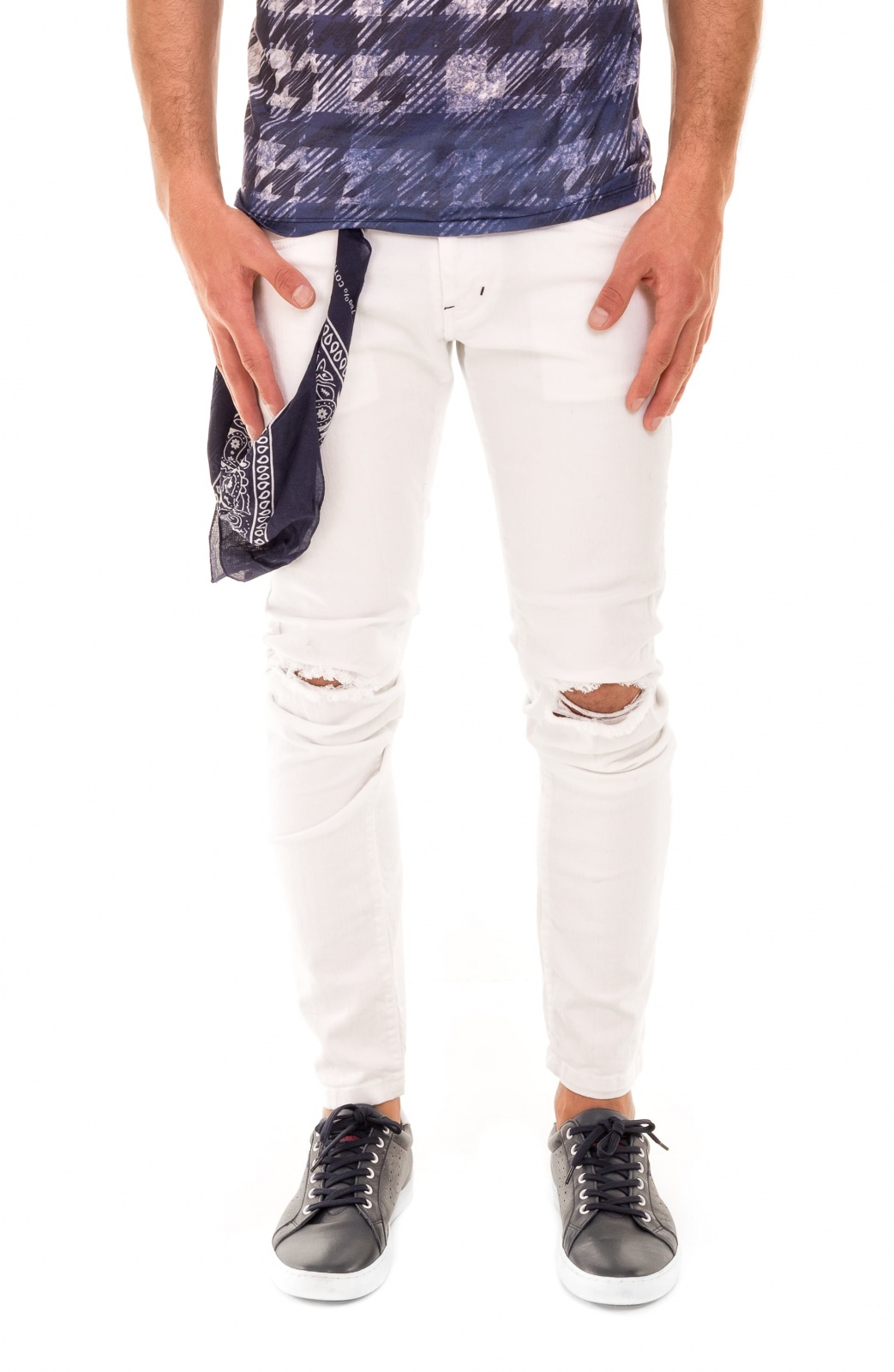 CALÇA WITH RED SCARF