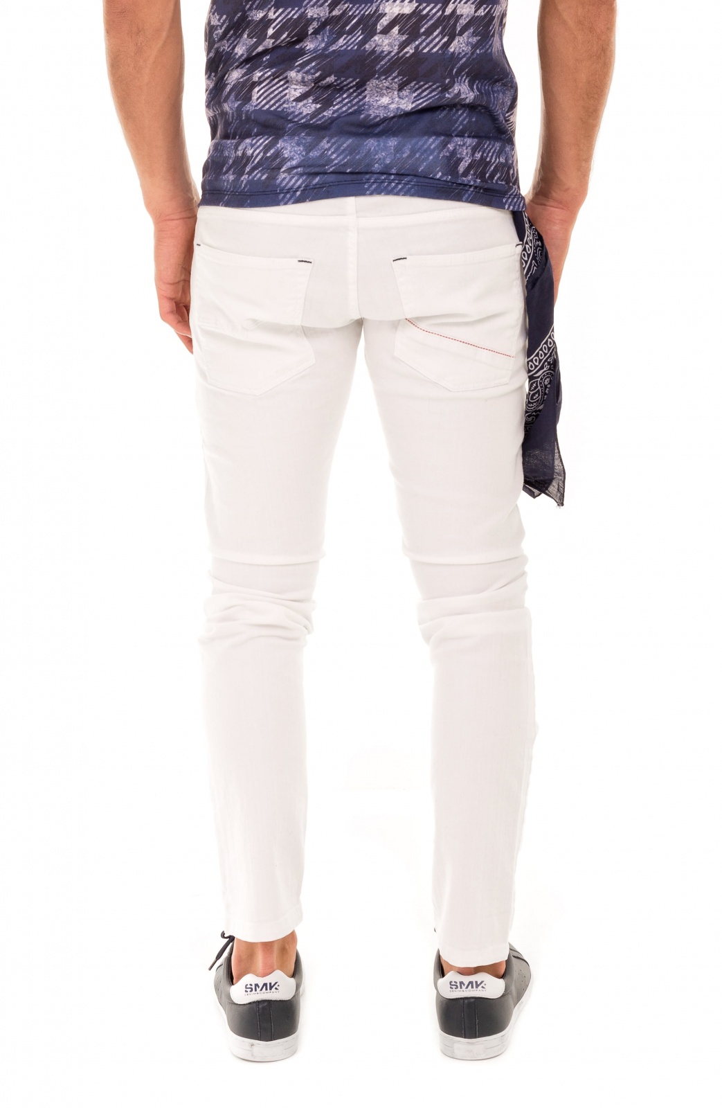 CALÇA WITH RED SCARF