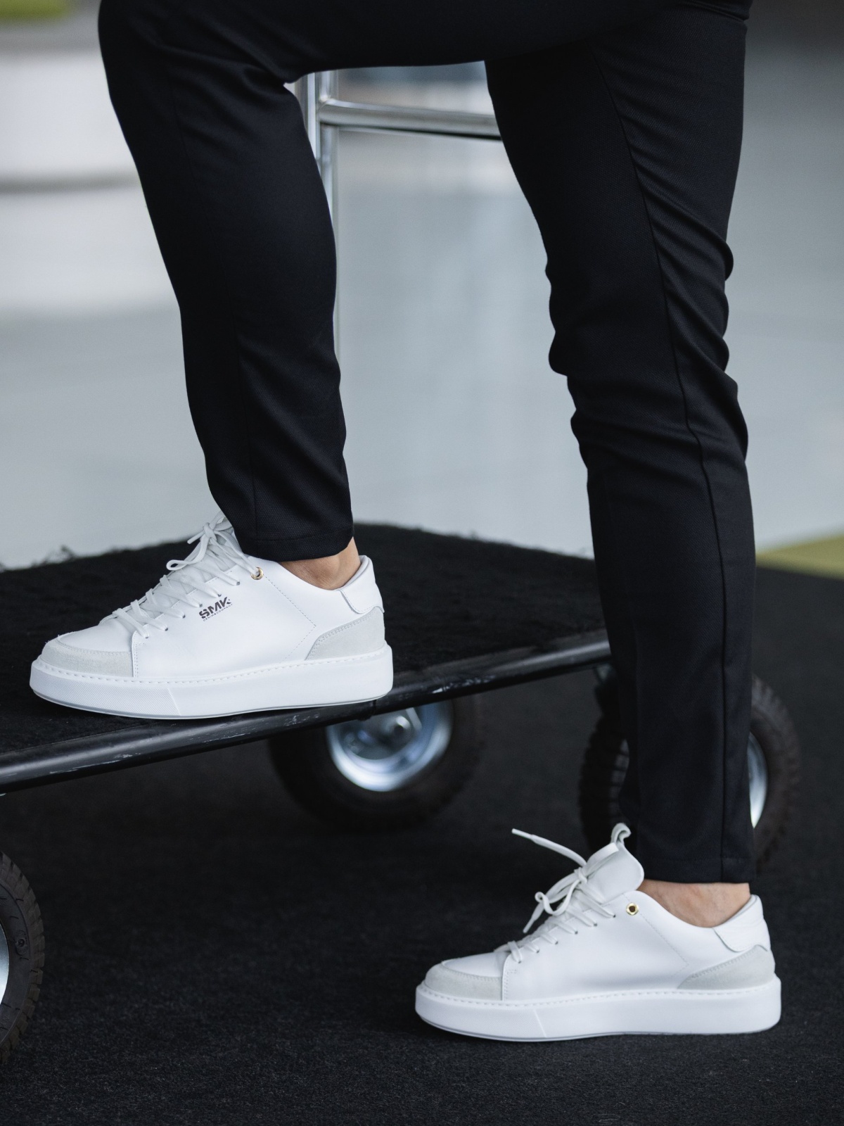 SAPATILHA SMK LOGO DOURAD